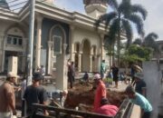 Tiga Bhabinkamtibmas Polsek Sikur Gotong Royong Bersama Warga di Masjid Islahul Muslimin