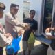 ‘Polisi Peduli’ Peringati Hari Buruh, Polsek Woha Polres Bima Kabupaten Bagikan Nasi Kotak Kepada Buruh Angkut di Terminal Tente