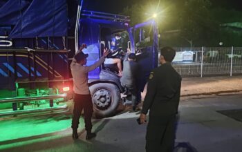 Dini Hari di Pelabuhan Lembar, Polisi Perketat Pemeriksaan Bongkaran KMP Putri Yasmin Demi Keamanan NTB