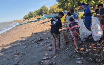 Simponi Dit Polairud Polda NTB Bersama Generasi Maritim Bersihkan Pantai Tanjung Luar