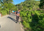 Jumat Bersih di Jalur Wisata Pantai Lawar, Polisi dan Warga Kompak Gotong Royong