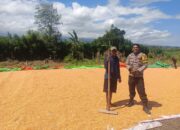 Bhabinkamtibmas Ajak Warga Manfaatkan Lahan Pekarangan untuk Tingkatkan Hasil Pertanian