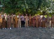 “Police Go to School” Bhabinkamtibmas Polsek Soromandi Jadi Irup Bendera di SMAN I Soromandi