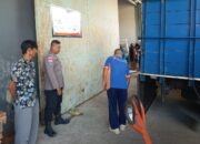 Sinergi Polri dan Petani, Bhabinkamtibmas Desa Kedaro Kawal Penyerapan 10 Ton Jagung di Gudang Bulog