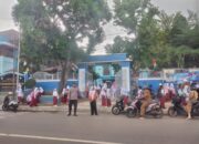 Rawan Siang Polres Bima Kota Bantu Pelajar dan Masyarakat Menyeberang Demi Ciptakan Kamtibcarlantas