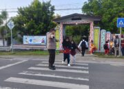 Polsek Sekongkang Hadir di Tengah Aktivitas Pagi Pelajar, Ciptakan Lalu Lintas Aman dan Kondusif