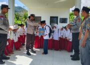 Sentuh Jantung Pendidikan Desa, Polres Lombok Barat Salurkan Buku Ensiklopedi untuk Anak-Anak Lembar