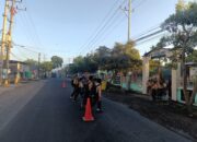 Bhabinkamtibmas Desa Jantuk Laksanakan Rawan Pagi di Depan SMP 1 Sukamulia untuk Kelancaran Arus Lalu Lintas