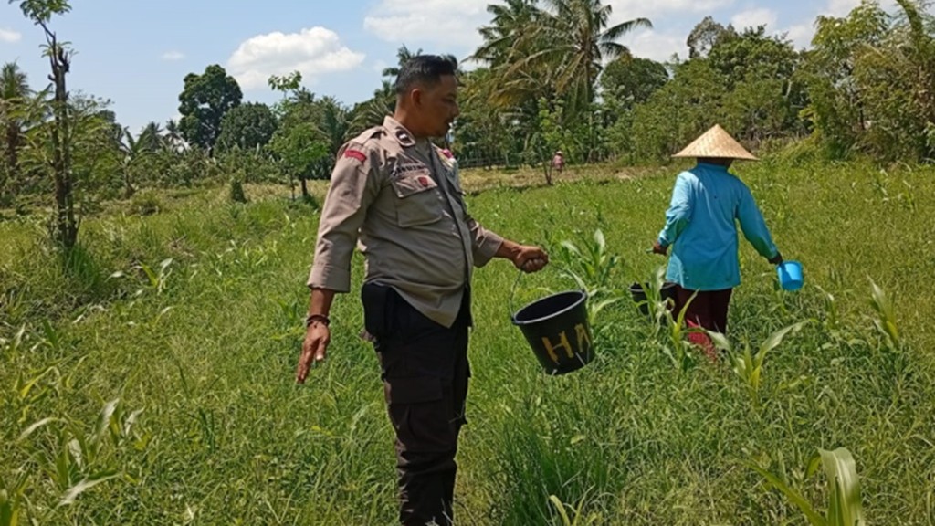 Polsek Labuapi Ajak Warga Desa Merembu Swasembada Pangan