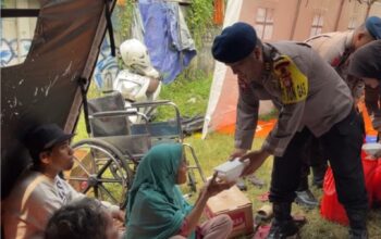 Brimob Metro Jaya Kerahkan 2 Unit Kendaraan Dapur Lapangan (Randurlap), Bagikan Bantuan Makanan untuk Korban Kebakaran Pasar Jiung