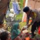 Brimob Metro Jaya Kerahkan 2 Unit Kendaraan Dapur Lapangan (Randurlap), Bagikan Bantuan Makanan untuk Korban Kebakaran Pasar Jiung