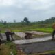 Anggota Bhabinkamtibmas Polsek Jenu Polres Tuban Turun ke Ladang, sambang lahan pertanian.