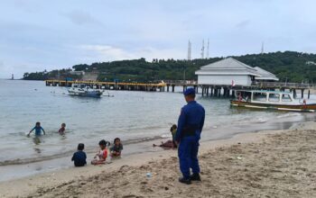 Polisi Imbau Wisatawan Senggigi Waspada Cuaca dan Awasi Anak