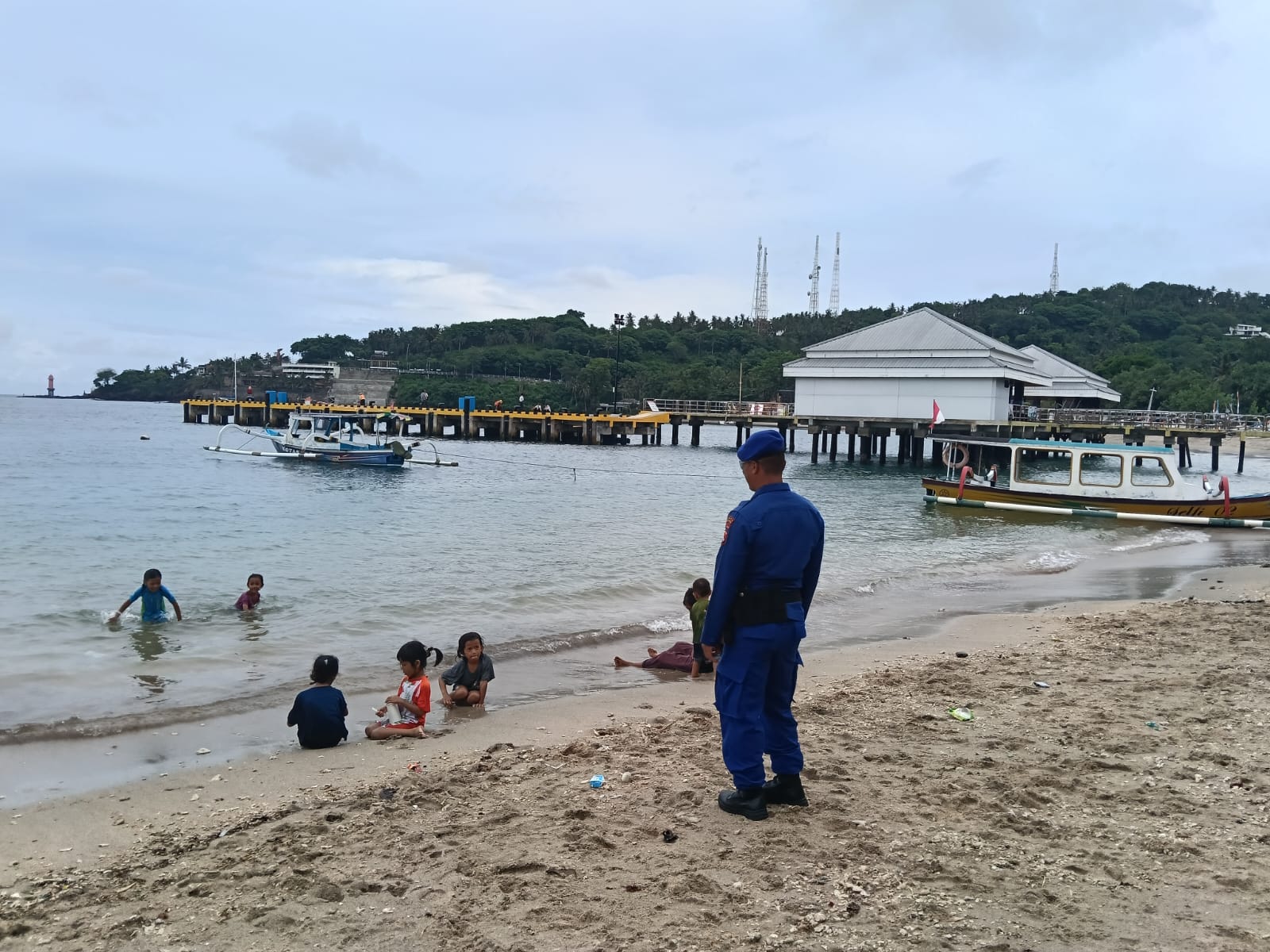 Polisi Imbau Wisatawan Senggigi Waspada Cuaca dan Awasi Anak