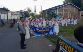 Polri Hadir di Tengah Masyarakat, Bhabinkamtibmas Polres Bima Kota Amankan Pawai 1 Muharam 1448 H