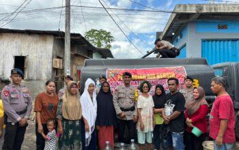 Respon Cepat Kebutuhan Warga, Sat Brimob Polda NTB Salurkan Bantuan Air Bersih di Kota Bima
