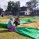 Bhabinkamtibmas Desa Sawe Pantau Penjemuran Jagung Warga, Dorong Penyaluran Hasil Panen ke Bulog