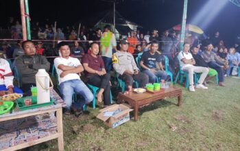 Bhabinkamtibmas Kelanir Amankan Hiburan Rakyat Kecimol di Seteluk, Acara Berlangsung Aman dan Meriah