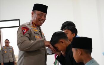 Revitalisasi Masjid Panggilan Sujud, Wakapolri Berbagi Kebahagiaan Bersama Anak-Anak Yatim