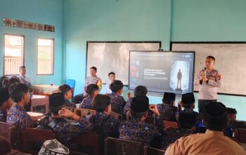Polsek Lunyuk Edukasi Siswa SMP IT Hamzanwadi Bahaya Judi Online hingga Tertib Berlalu Lintas