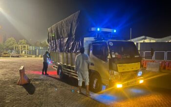 Perketat Pintu Masuk NTB, Polsek Kawasan Pelabuhan Lembar Periksa Barang Bawaan KM DLN Oasis