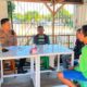 Tebar Kepedulian Melalui Program Jum,at Berbagi, Kasat Lantas Polres Bima Kabupaten Makan Bersama Warga