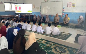 Personel Polsek Sukamulia Berikan Penyuluhan Bahaya Bullying, Miras, dan Narkoba pada Penutupan MPLS SD IT An-Nur NW Padamara