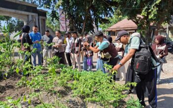 Bhabinkamtibmas Desa Sukadana Bersama Pemdes dan Mahasiswa KKN Universitas Muhammadiyah Mataram Praktikkan Penyemprotan Pestisida Organik