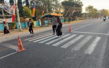 Beri Rasa Aman bagi Pelajar, Personel Polsek Utan Gelar Pengaturan Lalu Lintas Pagi di Depan SMPN 1 Utan