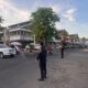 Hadir Berikan Rasa Aman di Jam Rawan Pagi, Sat Samapta Polres Sumbawa Atur Lalin dan Sebrangkan Anak Sekolah