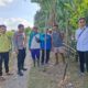 BHABINKAMTIBMAS POLSEK KEMPO DAMPINGI PENGUKURAN ULANG BATAS TANAH, CEGAH POTENSI PERSELISIHAN WARGA