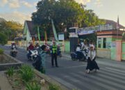 Polri Hadir di Tengah Masyarakat, Personel Polres Sumbawa Barat Bantu Kelancaran Aktivitas Pelajar