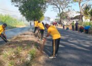 Peduli Kebersihan, Sinergi Tiga Pilar Polsek Woha Gotong royong Bersihkan Sampah dan Drainase