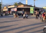 Jaga Kelancaran dan Ketenangan Pagi, Personel Polsek Pemenang Turun Jalan Atur Lalu Lintas di Simpang Empat