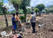 Bhabinkamtibmas Desa Kramat Imbau Petani Bawang Merah Sesuaikan Waktu Tanam dengan Kondisi Cuaca