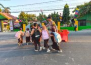 Beri Rasa Aman ke Pelajar, Piket Polsek Labuhan Badas Gelar Pengaturan Lalu Lintas Pagi di Depan SDN Karang Dima