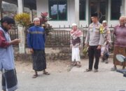 Peringatan Maulid Nabi Muhammad SAW 1448 H, Kanit Binmas Polsek Donggo Sholat Jum,at Bersama Warga dan Serahkan Al-Qur’an dan iqro