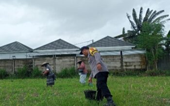 Terjun Langsung ke Lahan Warga, Polri Dorong Ketahanan Pangan Desa Karang Bongkot