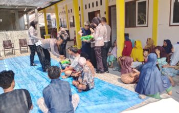 Sambut HUT Lalu Lintas ke-71, Bhabinkamtibmas Dampingi Penyaluran Sembako bagi Lansia dan Disabil