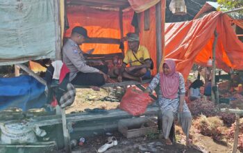 Bhabinkamtibmas Polsek Kempo Dorong Petani Sisihkan Hasil Panen Bawang Merah untuk Bibit Musim Tanam Berikutnya