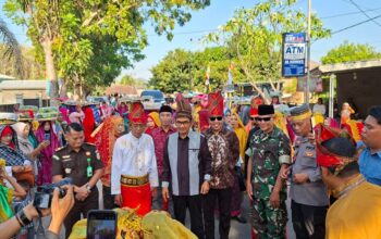 Lestarikan Adat Tana Samawa dan Dorong UMKM, Kapolsek Moyo Hulu Kawal Puncak Harla Desa Pernek ke-67