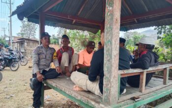 Bhabinkamtibmas Polsek Pekat Ajak Warga Jaga Kamtibmas dan Manfaatkan Lahan Pekarangan