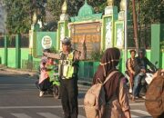 Polsek Rasanae Barat Laksanakan Pengaturan Rawan Pagi di Depan MTsN I Kota Bima