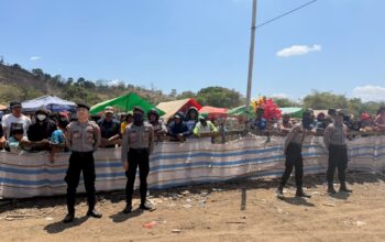 Personel Sat Samapta Polres Bima Kota Amankan Pacuan Kuda di Sambinae