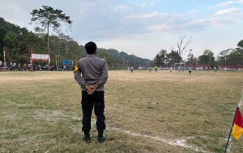 Amankan Turnamen Sepak Bola Mini Bupati Cup 2026, Bhabinkamtibmas Jaga Kondusifitas di Batu Dulang
