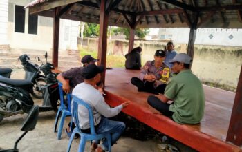 Bhabinkamtibmas Desa Kerumut Sambangi Warga, Ajak Masyarakat Jaga Kamtibmas dan Dukung Ketahanan Pangan