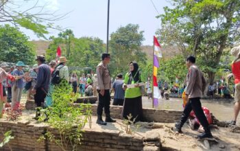 Sambut Kedatangan Kapal Pesiar Heritage Adventure, Polsek Labuan Badas Kawal Ketat Wisatawan Asing di Pantai Goa dan Dusun Pamulung