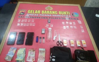 Gerebek Pesta Transaksi Sabu di Kelurahan Pekat, Sat Resnarkoba Polres Sumbawa Bekuk 4 Pemuda Beserta 23 Poket Barang Bukti