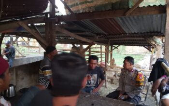 Bhabinkamtibmas Polres Bima Kota Gelar Jumat Curhat, Sambangi Peternak Sapi Di Kelurahan Penaraga