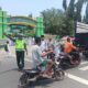 Unit Lantas Polsek Rasanae Barat Laksanakan Rawan Siang, Bantu Pelajar Menyebrang Jalan